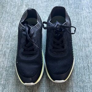 Size 5 vionic sneaker